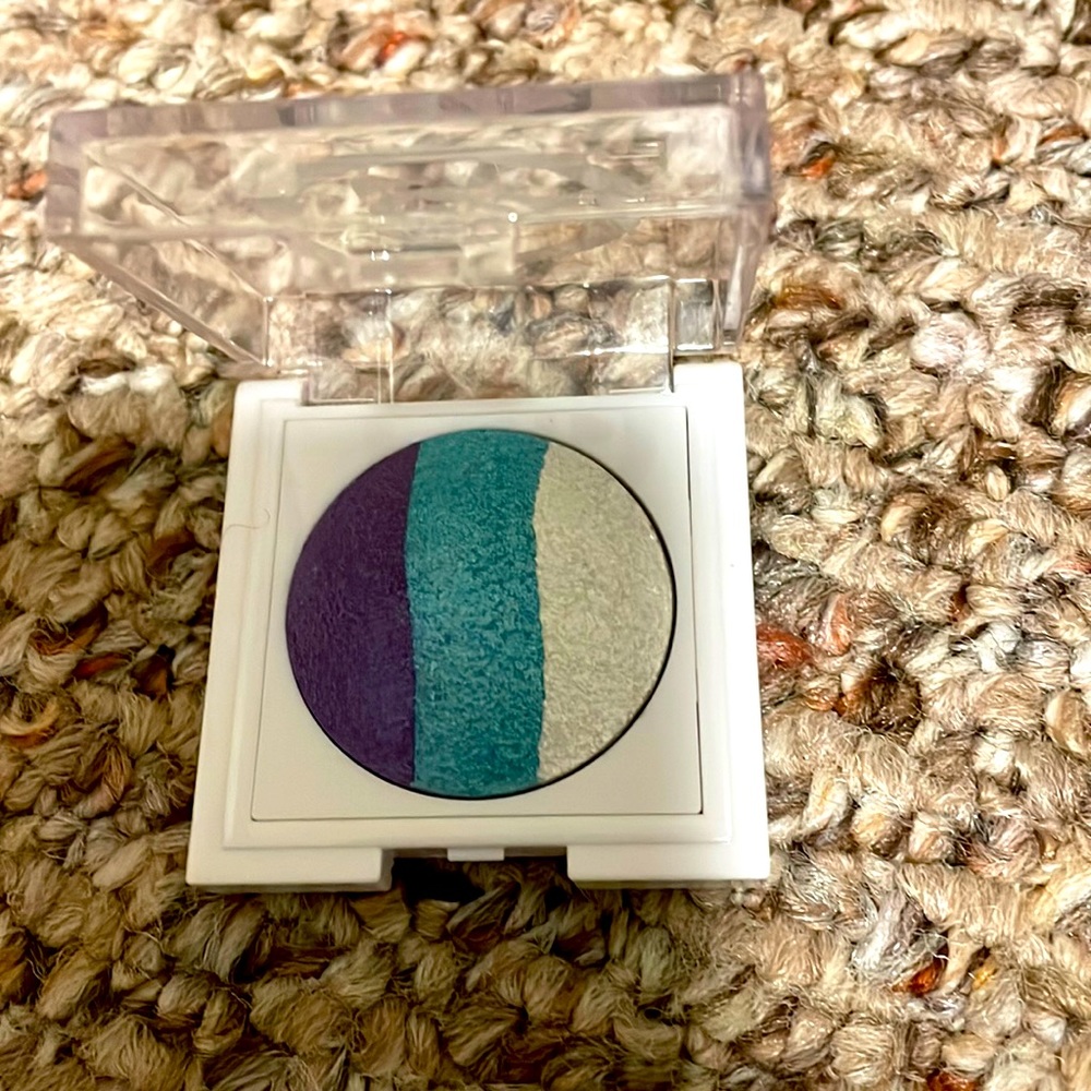 New never used Mary Kay at Play eyeshadow baked eye trio